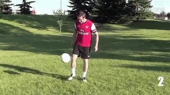 十个颠球过人技巧教学,颠球技巧100个