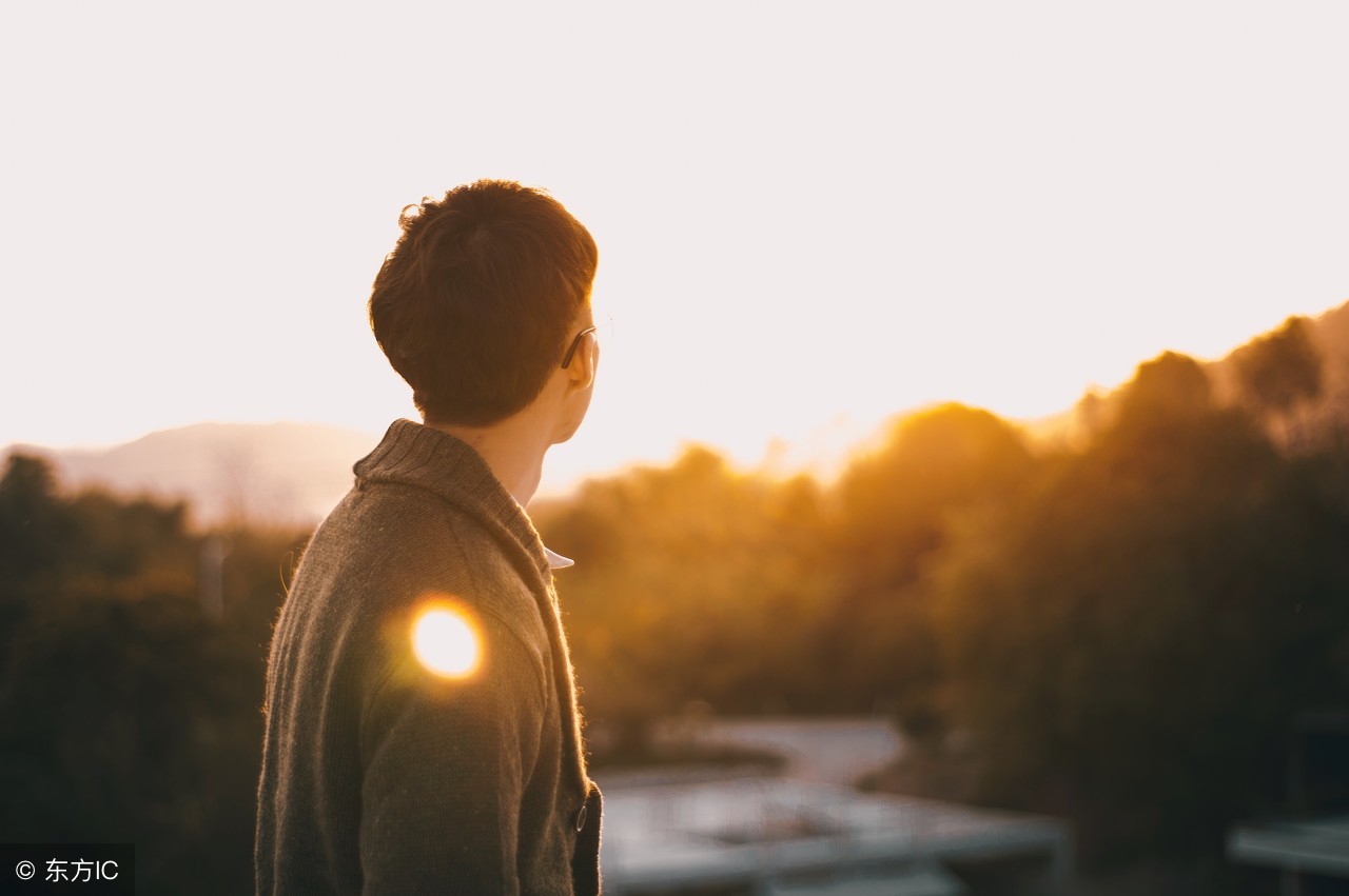 努力:Lifewillnevermaltreateverypersonwhoworkshard.