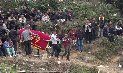 前呼后拥！777号“霸王龙”不负众望笑傲丹寨高排