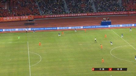 国足小将失误,国足秀球技摔倒