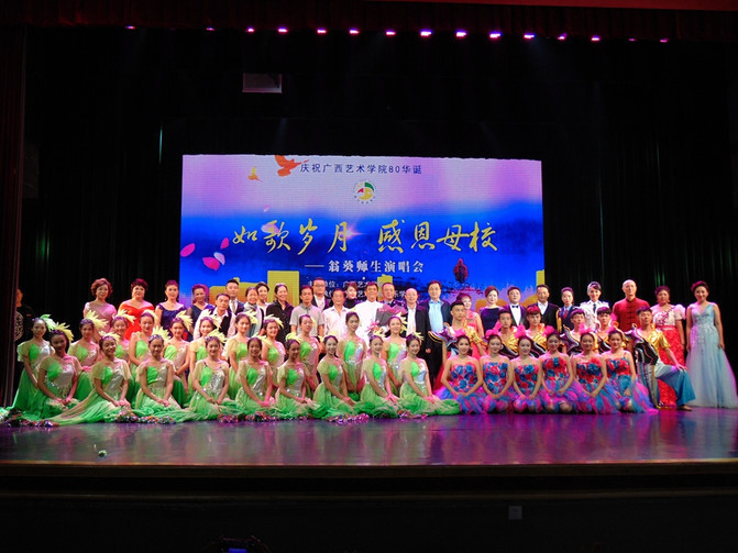 抱着个小孩,歌声还那么高亢,艺院老教授翁葵赢得满堂彩!