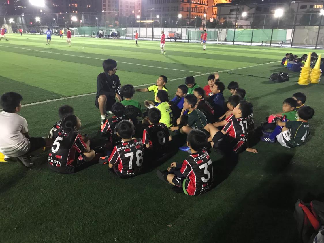 日本青少年足球日常训练,8岁日本足球基本功训练