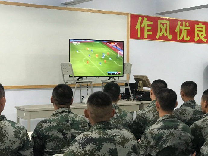 国足的训练日常,国足进行军事化训练