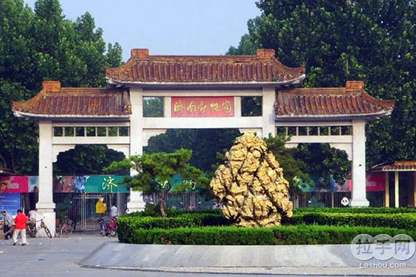 灵岩寺与趵突泉的区别,灵岩寺和趵突泉离多远