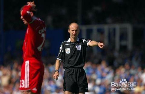 足球裁判吹哨规则和手势教学,裁判鸣哨还有附加动作给牌吗