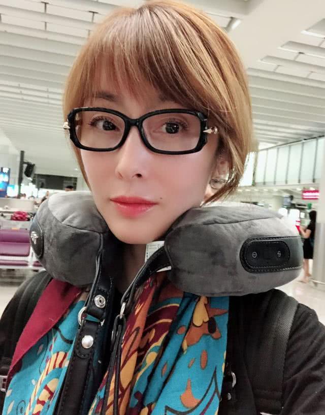 香港90年代她背景大到没人敢惹，遭赵薇横刀*爱夺**，今50岁被疑整容