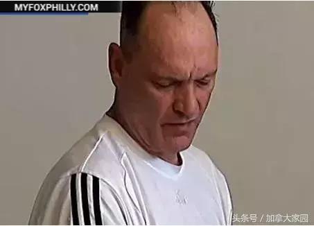 一男子跳进鲨鱼池,美国一男子跳进水族馆鱼缸