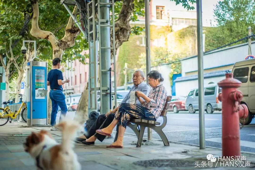 走，一起去武汉奇妙顶楼天台踢球蹦迪撸串