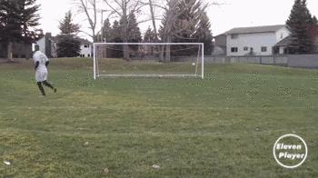 底线零角度射门教学,脚尖捅球踢得又高又远射门教学