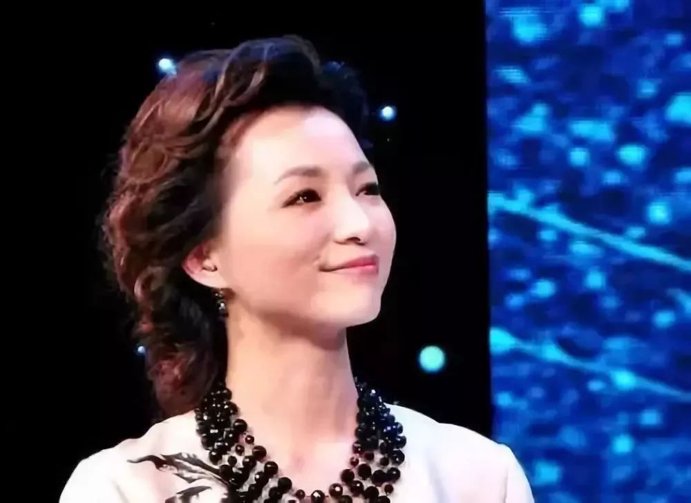 2岁宝宝拿妈妈口红乱涂,2岁女儿拿口红画画