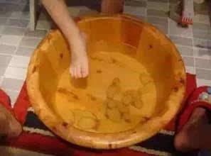 泡脚治腰腿疼最快的方法,泡脚水里放什么治疼痛