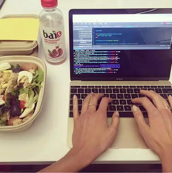 这样穿保准让你天天时髦不重样,女人30学会这么穿时髦感翻倍