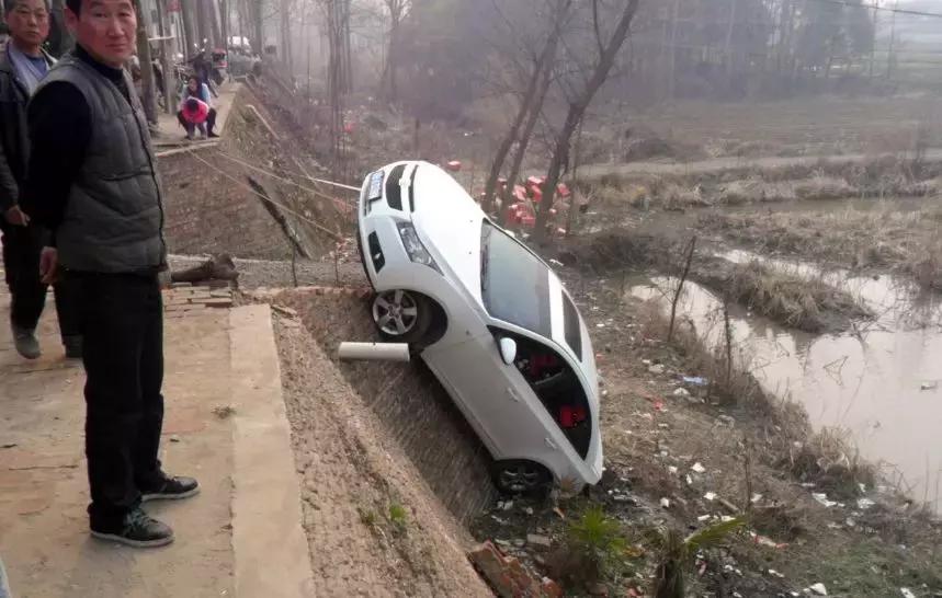 奉劝大家珍爱生命远离女司机,女司机真的不用当心了吗