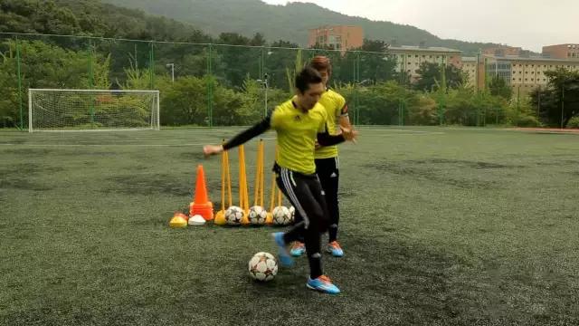 拿球背转身过人,实用一招背身拿球摆脱过人