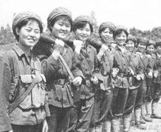 老山轮战的女兵,老山战场女兵背伤员