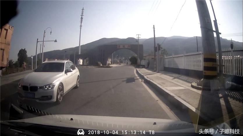 用手机管理爱车一腾讯车联轲轲西里T8行车记录仪