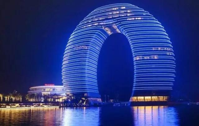 跨度最长的大楼,脑洞清奇180度转弯