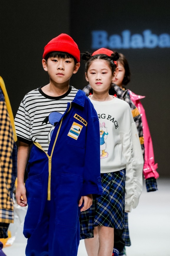 巴拉巴拉唐老鸭羽绒服深蓝,巴拉巴拉迪士尼唐老鸭联名款