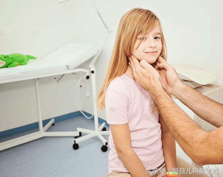 宝宝脖子上有个小疙瘩是什么,四个月宝宝脖子两侧摸着有小疙瘩