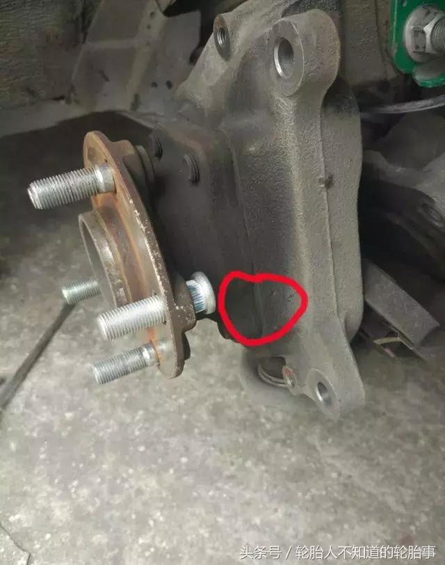 轮胎螺丝断4个怎么回事,轮胎螺丝为什么会断了