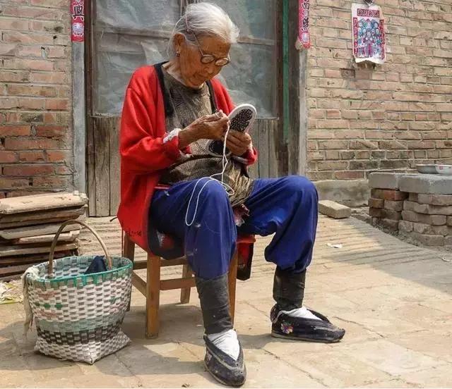 巴黎世家出了款1万2的老北京布鞋？就算是真的，我也不觉意外