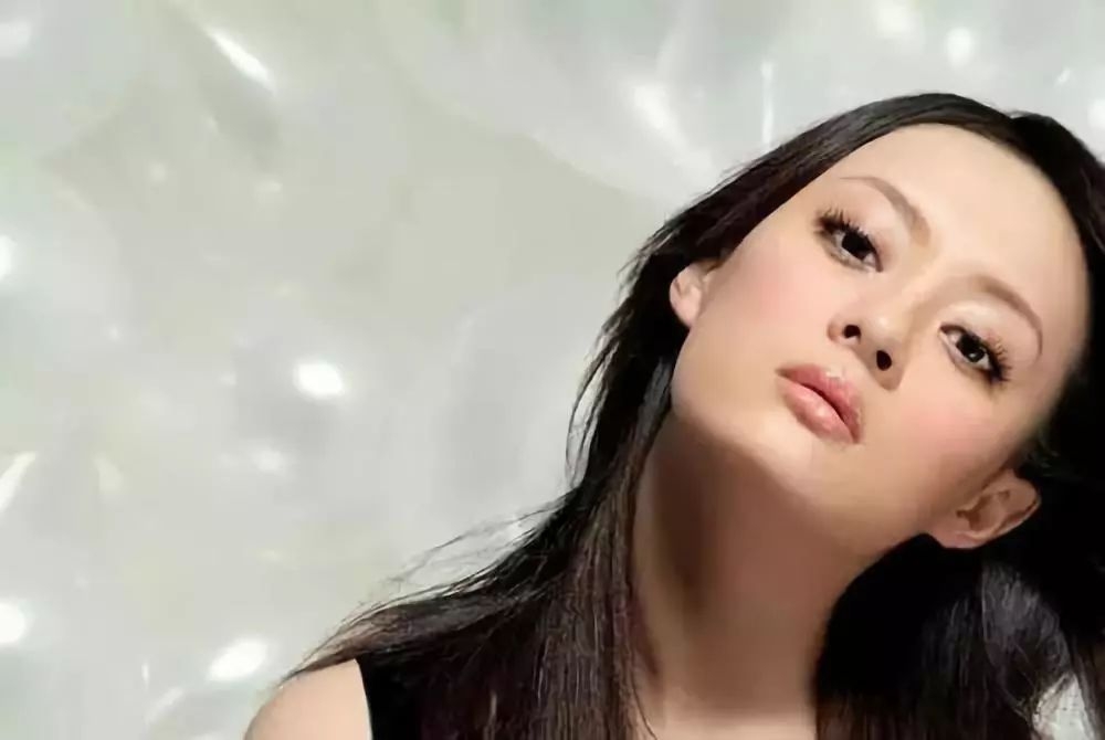 50岁女人脸大圆适合什么发型,脸大脖子短中年女士适合什么发型