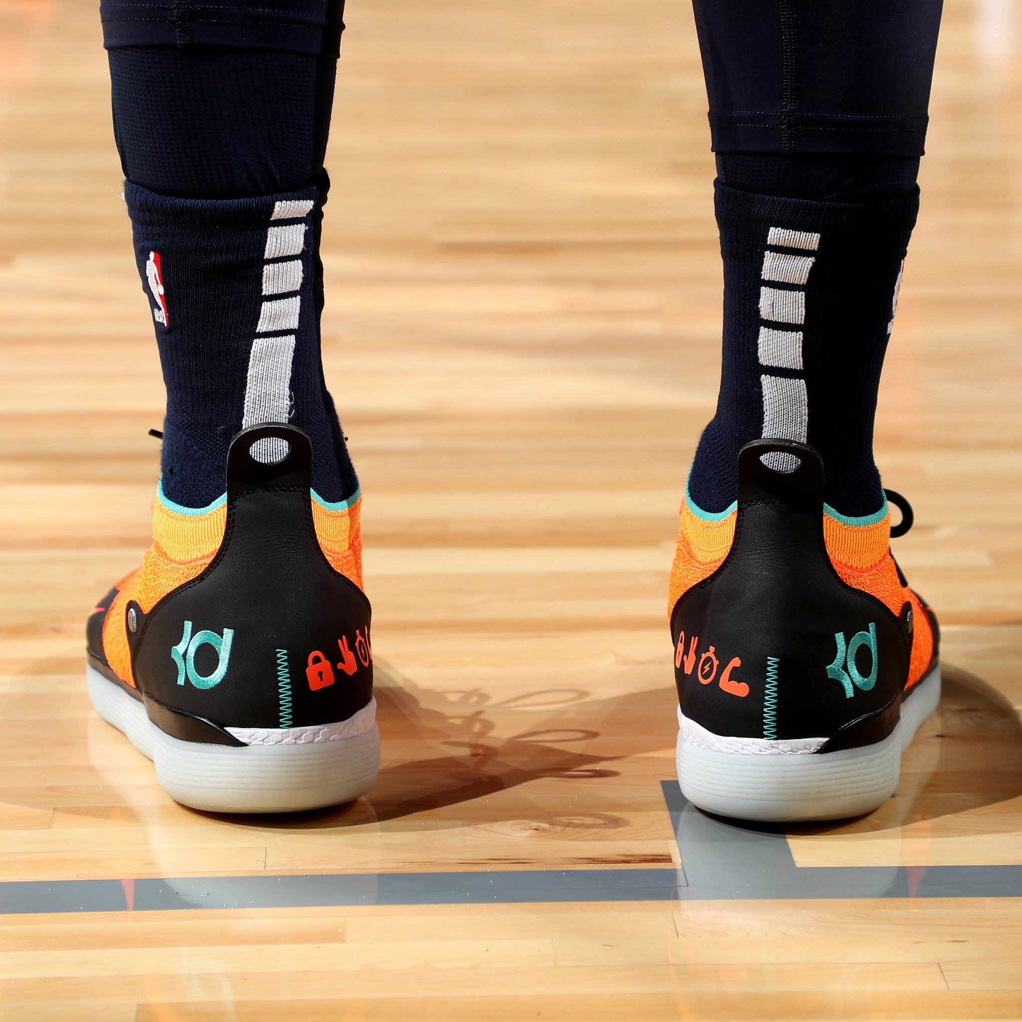 NBA今日球鞋精选：杜兰特蜜汁审美自创鸳鸯鞋安踏为汤神出新款