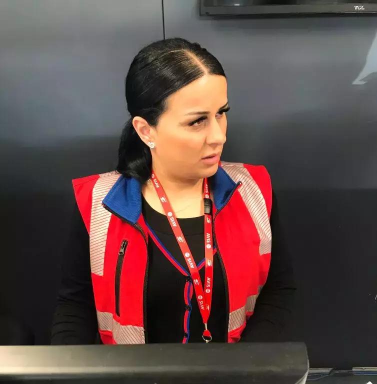 用这台3.0T的大宝马，来感受这座到处充斥着慢节奏的年轻城市