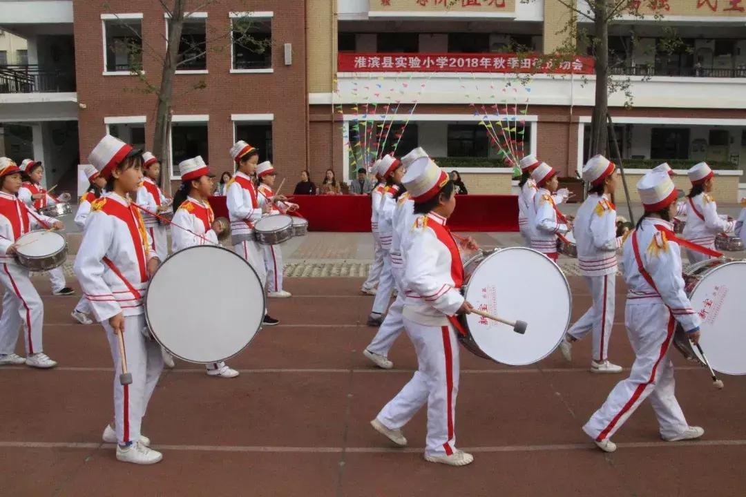 运动会接力赛淮滨小学,运动场上彩旗飘你追我赶逞英豪