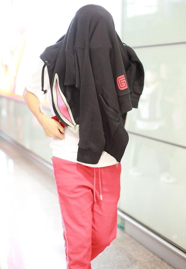 鹿晗防狗仔视频完整版,明星防狗仔戴墨镜戴珍珠链吃饭