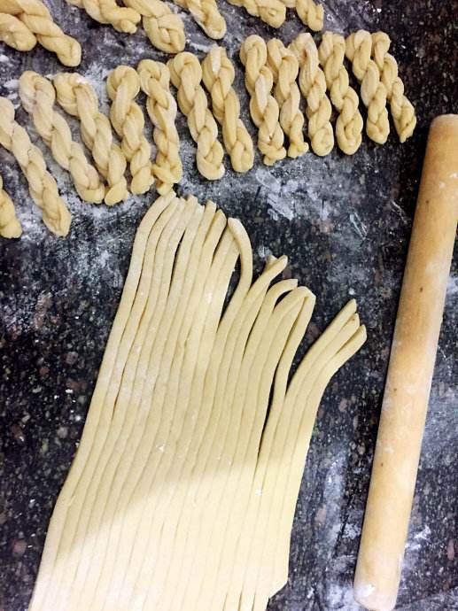 小朋友吃的麻花怎么做,孩子吃的小麻花的制作