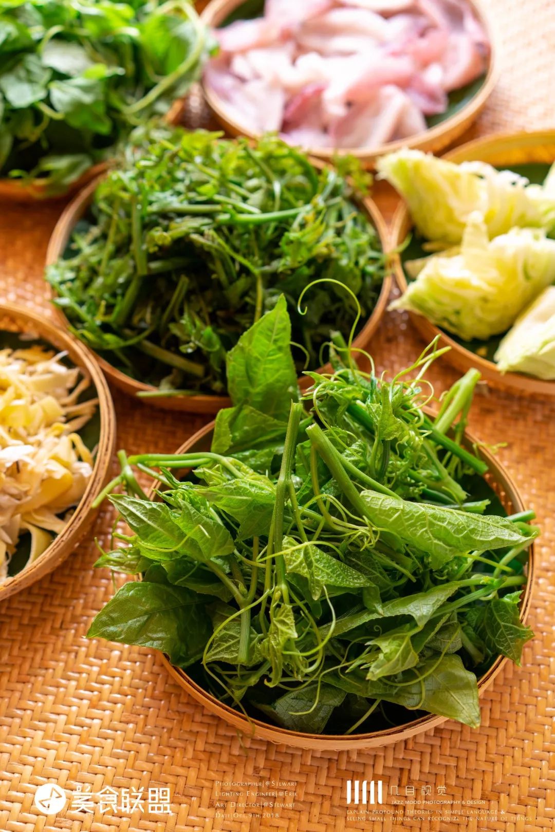 昆明闹市这家12年老店,独创傣式火锅一年只卖89天,大闸蟹涮着吃