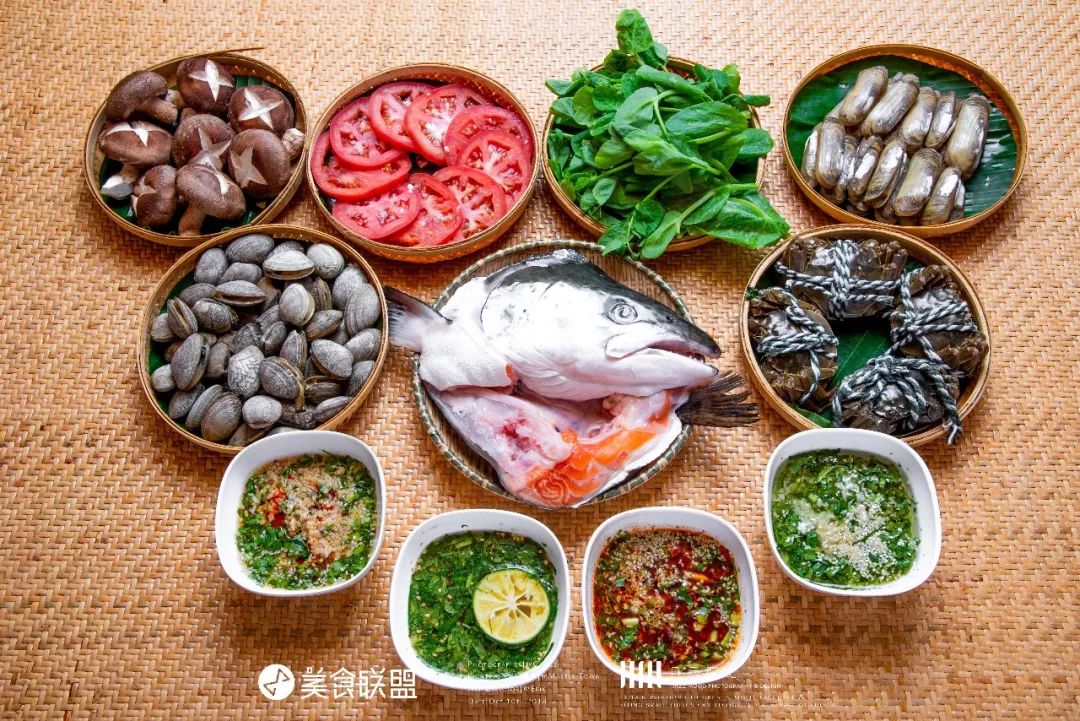 昆明闹市这家12年老店，独创傣式火锅一年只卖89天，大闸蟹涮着吃