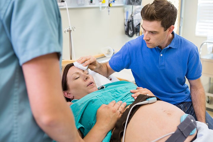 孕妇出现什么情况要马上去医院,孕晚期还没到医院宝宝就生下来了