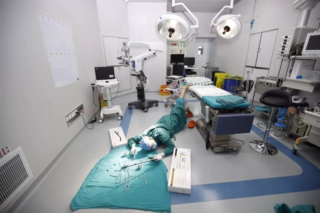 看了这么多炫富摔，这些护士才是最劲爆的~