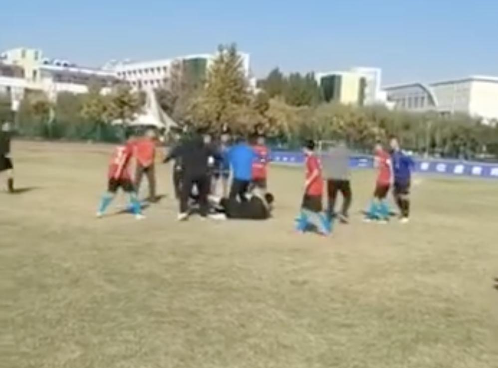 中国足坛再曝丑闻！十几岁小球员围殴裁判，名记感叹国足还有救吗
