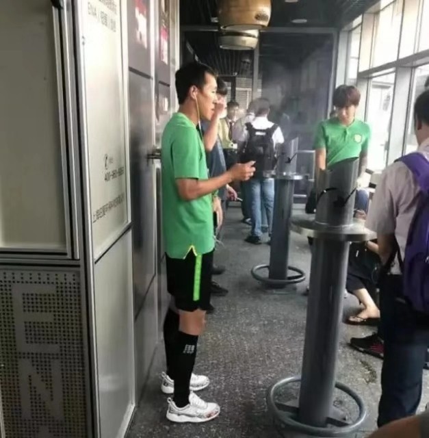 球员喝酒抽烟,球员抽烟足球