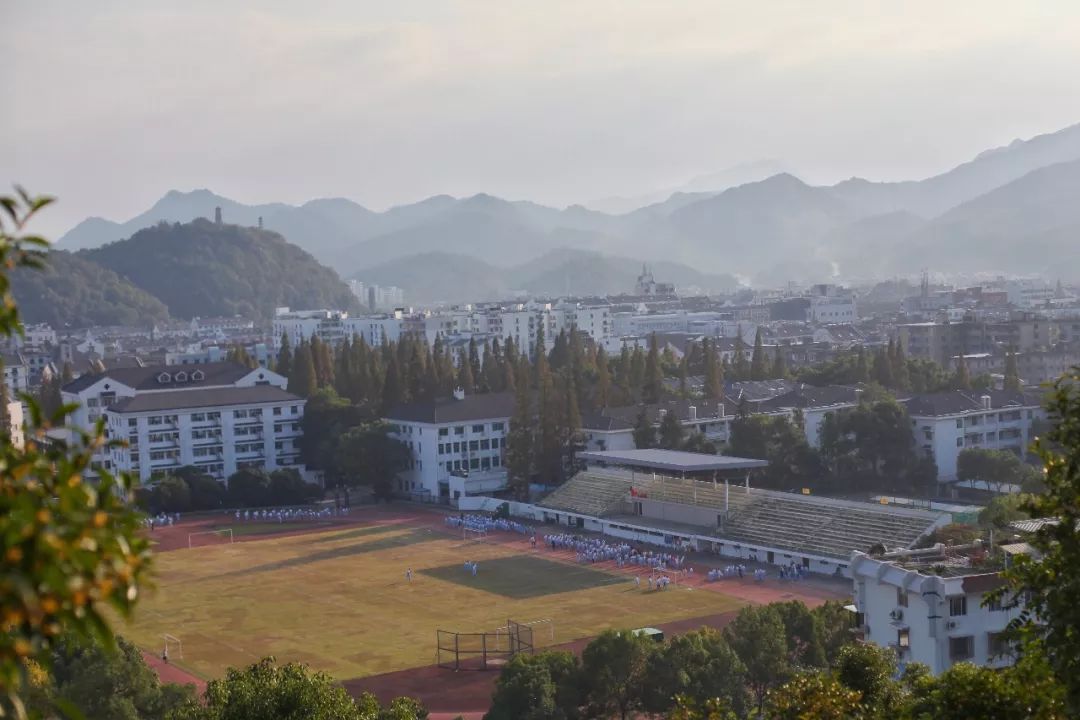 没有人来人往的城市,没有人山人海的地方