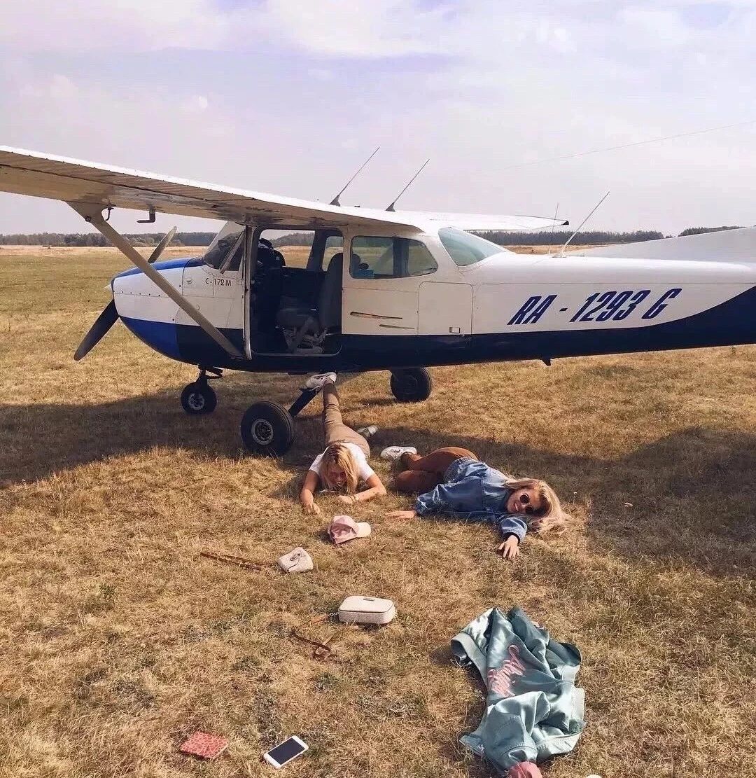 富婆炫耀自己的名牌包包,富婆炫富包包
