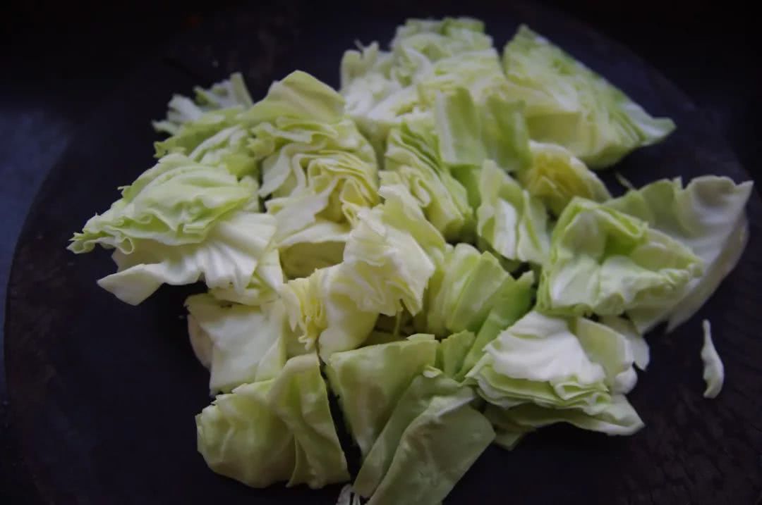 吃起来黏黏滑滑的黑色蘑菇,黏黏的大白蘑菇