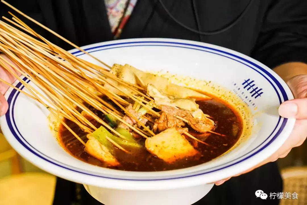 开在湖边的男团串串,我连店名都不会读