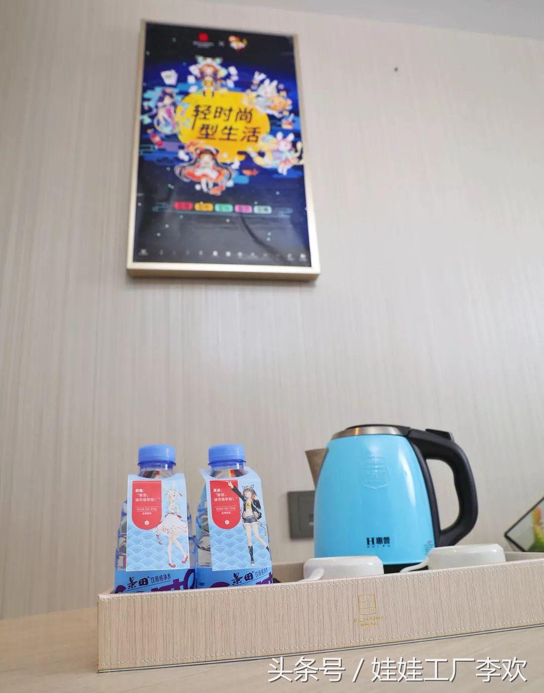 跟踪两位美少女进入酒店……发现了了不得的新天地！