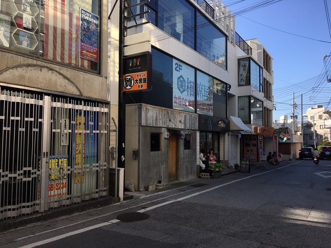 原来冲绳的二手中古店这么好逛，几百块巴宝莉，LV旅行包才4千！