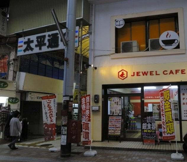 原来冲绳的二手中古店这么好逛，几百块巴宝莉，LV旅行包才4千！