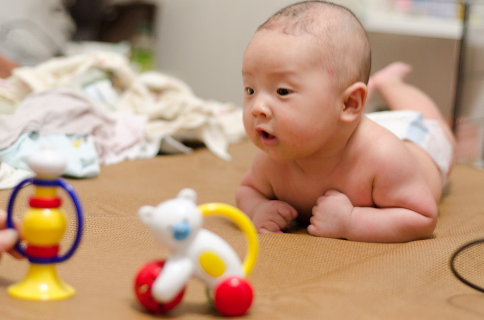 宝宝睡觉头总是偏一边如何纠正,头不由自主的往一边偏是怎么回事