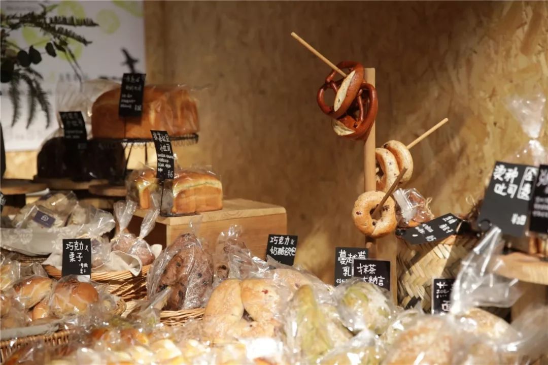 2018ADM有一张可以睡100人的床，大家躺平纯聊天……