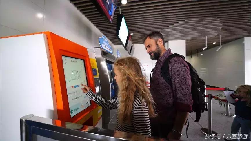 老外游崂山,坐青岛11号线去崂山