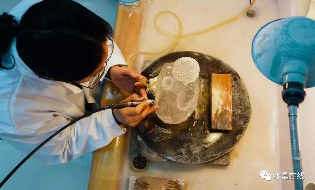 水晶和舒俱来哪个更有价值,真正的天然水晶是什么样的