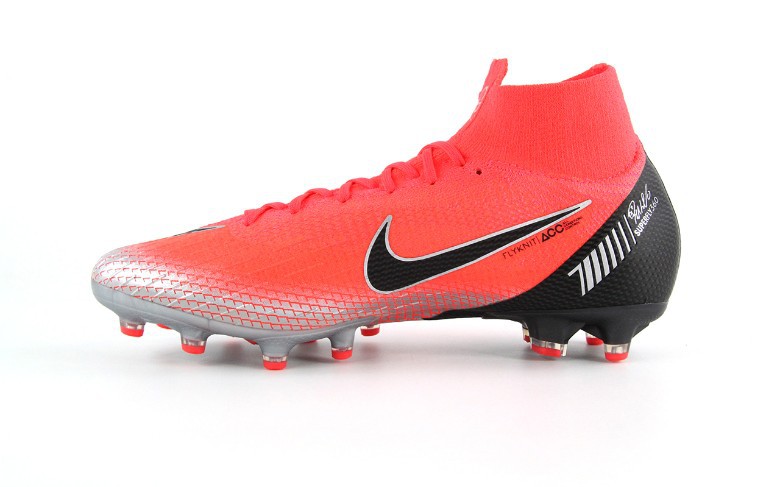 cr7最后一款足球鞋,带有cr7标志的顶配足球鞋