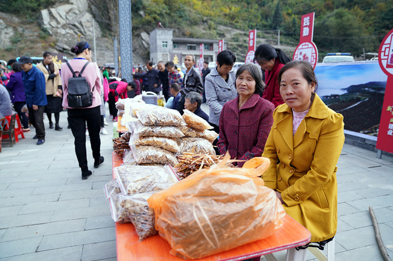 到安康白河县东坡村赶集 游客抢购山货 赏千年银杏 品乡村美食